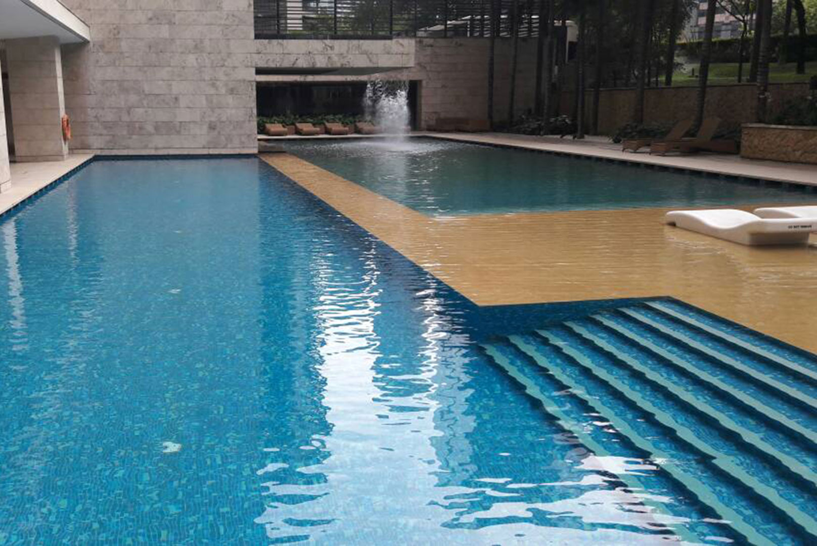 pool cleaning and maintenance