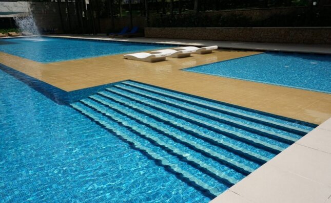 pool maintenance and cleaning service